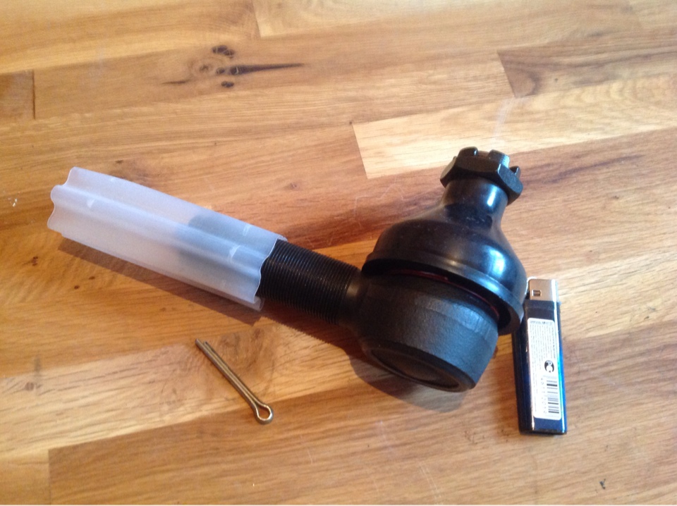 Наконечник поперечной рулевой тяги левый